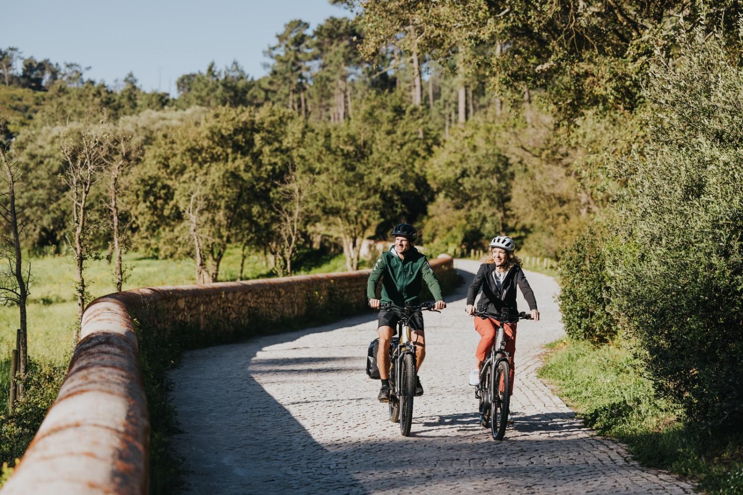 Verleih von Elektrofahrrädern und -Mountainbikes in der Ardèche (bike und ebike) und Schöpfer von Abenteuern in der Ardèche. Die Wanderreise in völliger Freiheit dank unserer geführten Touren im Herzen des regionalen Naturparks der Monts d'Ardèche